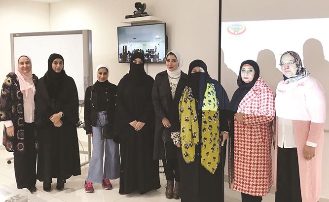 د.عبير البحوه مع عدد من المشاركين في إحدى الدورات التدريبية