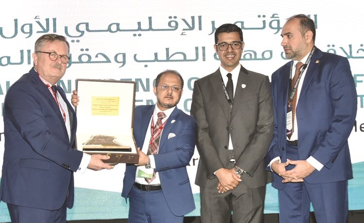 تكريم رئيس الجمعية الطبية العالمية