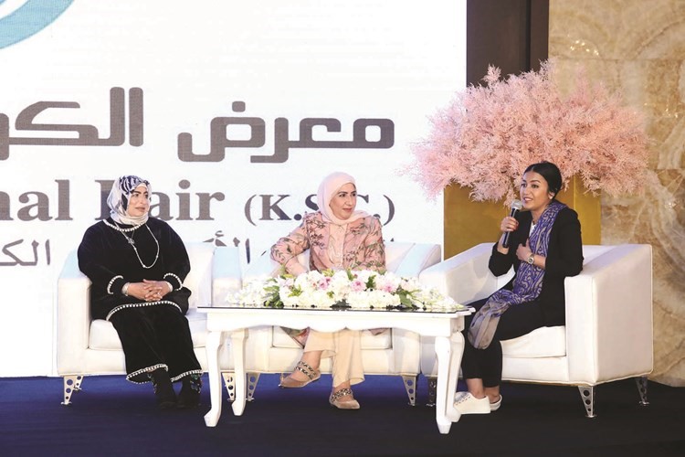 باسمة الدهيم والمحامية نضال الحميدان وم.فرح الحميضي