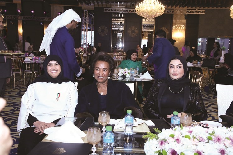 الشيخة سهيلة الصباح والشيخة نعيمة الأحمد في مقدمة الحضور