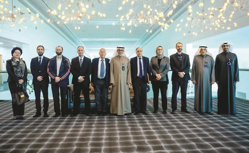 البروفيسور وليد بوحمرا مع المشاركين في محادثات KFAS في لقطة جماعية