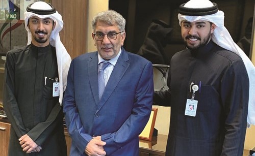 د.عبدالحكيم الصغير متوسطا ضاري الشمري وخالد الظفيري