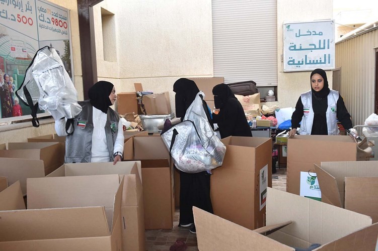 متطوعات السلام الخيرية خلال تجهيز المساعدات المقدمة من المحسنين