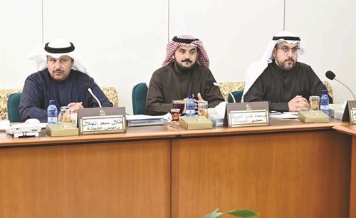 أسامة الشاهين ود. محمد الحويلة وطلال الجلال خلال الاجتماع