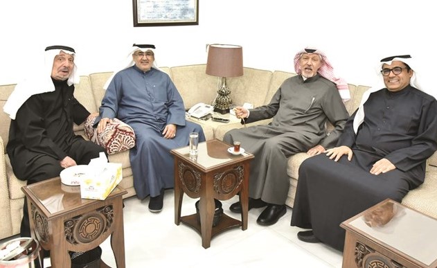 ضياء الكاظمي وخالد الخميس والكاتب الصحافي فاضل الطالب مع م.احمد الحمد