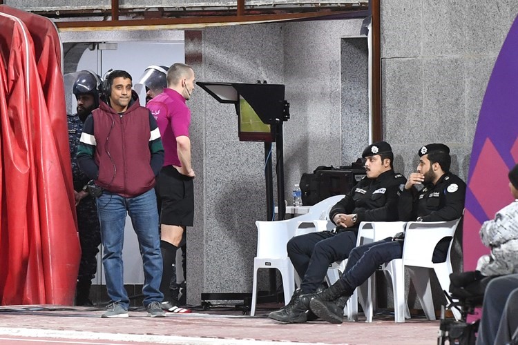 الدنماركي كريستوڤر يشهر البطاقة الحمراء للمدافع جيمس ولجأ لتقنية الڤار وسط احتجاجات قدساوية	(هاني الشمري)