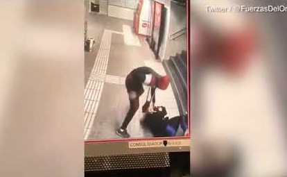 بالفيديو.. لص يسحل امرأة لسرقة حقيبتها داخل مترو برشلونة.. ورد فعل مثير منها