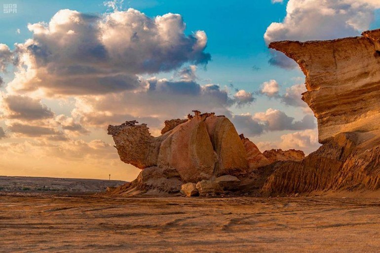 شاهد: صخرة الجمل.. تحفة نادرة تجذب السياح في السعودية