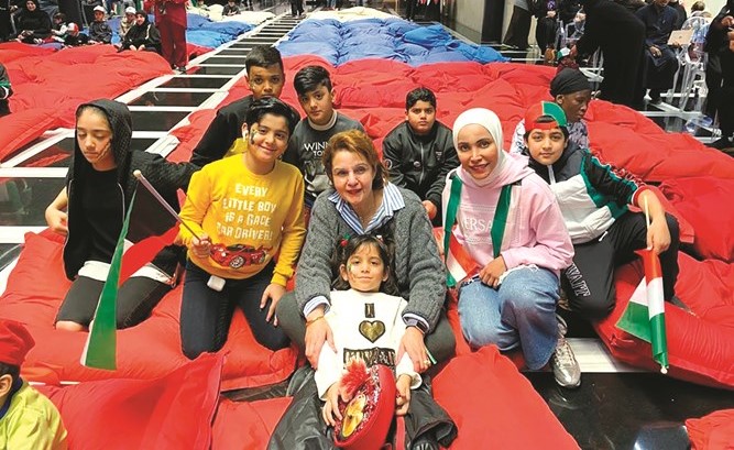 مها البرجس متوسطة عددا من الأطفال خلال الاحتفال