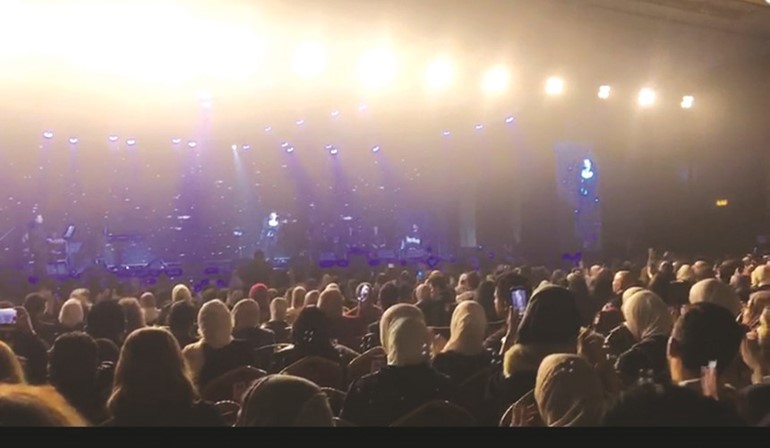 جمهور غفير في الحفل الغنائي