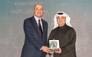 زياد طنطاوي مكرما ممثل إحدى الشركات