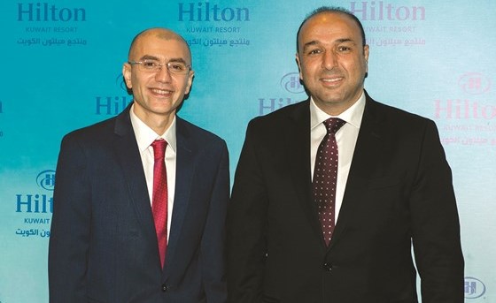 كريم فتوح مع أحد العملاء