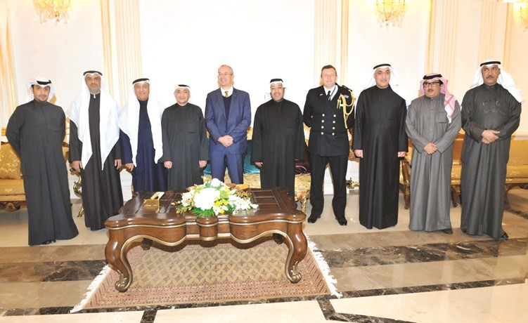 د.عبدالرزاق المحمود والسفير البريطاني مايكل دافنبورت والملحق العسكري البريطاني الكابتن باول مالفينسي وأعضاء مجلس أمناء كلية تكنولوجيا الطيران