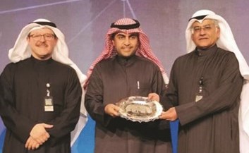 م. فهد العتيبي يتلقى تكريم المنظمين لجمعية المهندسين