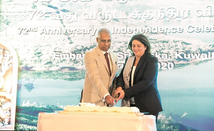 د.رنا الفارس تشارك السفير السريلانكي عثمان محمد جوهر قطع كعكة الاحتفال	(ريليش كومار)