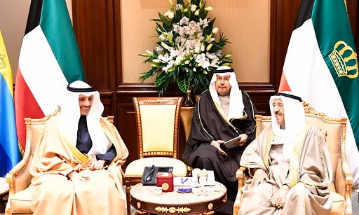 صاحب السمو الأمير الشيخ صباح الأحمد مستقبلا الرئيس مرزوق الغانم 
