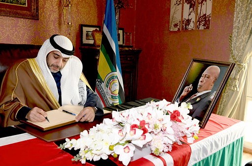 الشيخ محمد العبدالله ينقل تعازي صاحب السمو بوفاة رئيس كينيا الأسبق دانيال أراب موي 