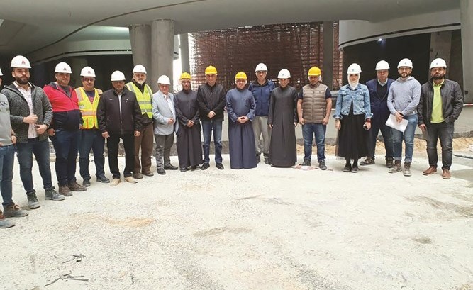 م.محمد بوشهري في لقطة جماعية خلال جولة في مشروع العاصمة