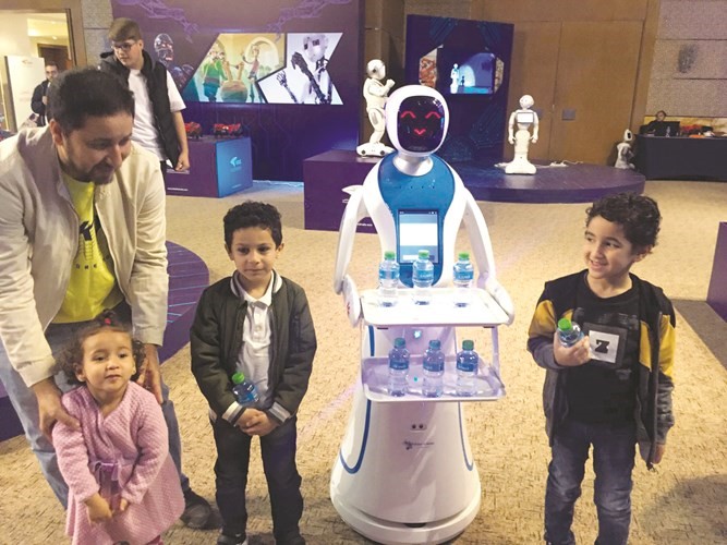 عدد من الأطفال واستمتاع بعرض الروبوت