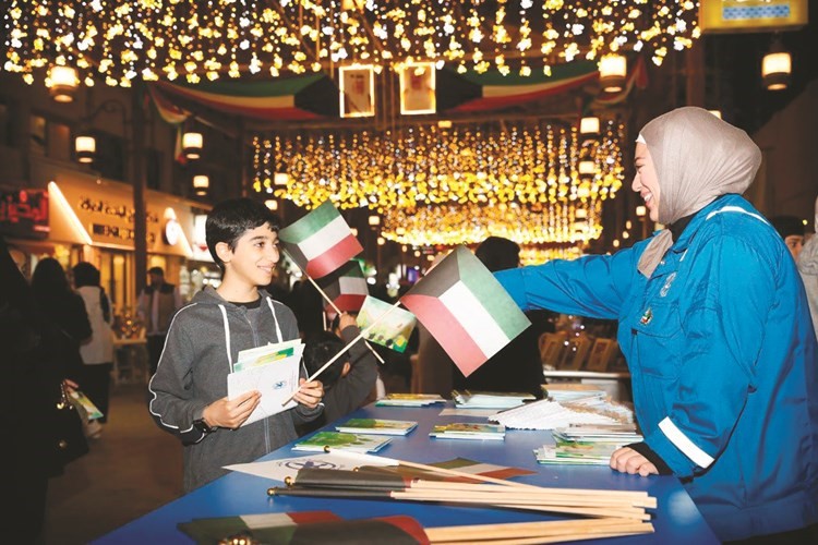 مشاركة بتوزيع أعلام الكويت وتزيين مرافقها