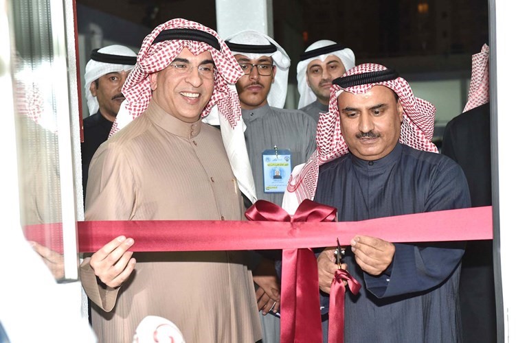 د.الحربي مع العميد د.العنزي وقص شريط افتتاح مكتبة صقر الرشود