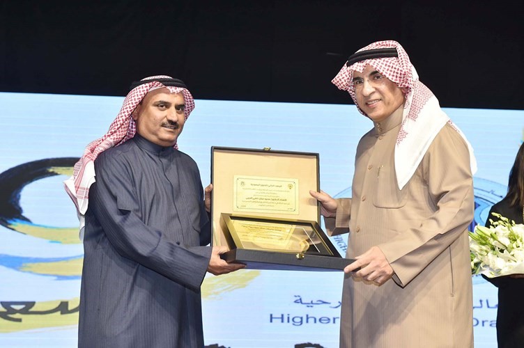 عميد المعهد د.علي العنزي مكرما الوزير د.سعود الحربي
