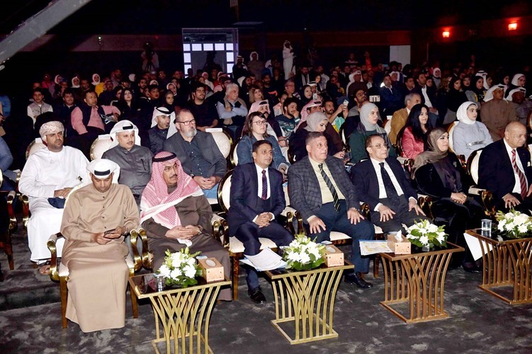 نائب رئيس التحرير الزميل عدنان الراشد والفنان د.طارق العلي مع ضيوف الكويت في مقدمة الحضور بمسرح حمد الرجيب 	(متين غوزال)