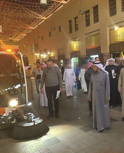 خلف المطيري خلال معاينة الكباسة في سوق المباركية