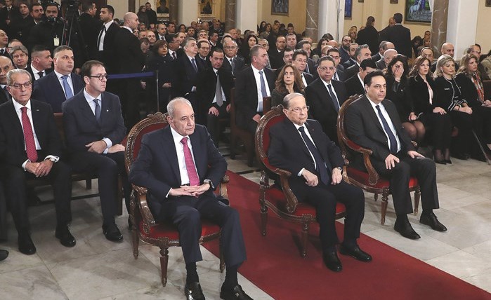 الرئيس العماد ميشال عون ورئيس مجلس النواب نبيه بري ورئيس مجلس الوزراء حسان دياب خلال مشاركتهم في قداس كنيسة القديس مار مارون(محمود الطويل)