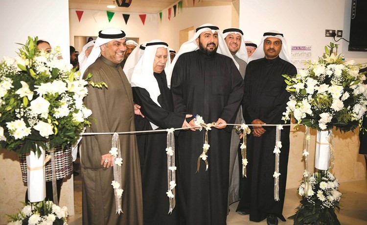 الشيخ د.باسل الصباح يقص الشريط إيذانا بافتتاح المركز بحضور د.يوسف الزلزلة وعدد من عائلة الزلزلة (محمد هاشم)