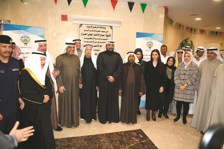 الشيخ د.باسل الصباح ود.أفراح الصراف ود. يوسف الزلزلة وأسرة المتبرع والحضور خلال افتتاح المركز(محمد هاشم)