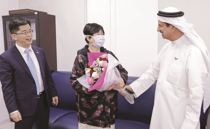 القنصل العام للصين لي شيوي هانغ ود.حسين عبدالرحمن الرند وكيل وزارة الصحة المساعد الإماراتي خلال زيارتهما امس المريضة ليو يوجيا لتهنئتها بالشفاء							وام
