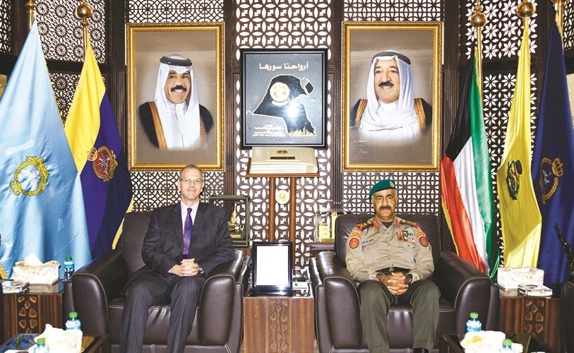 الفريق الركن محمد الخضر مستقبلا السفير الكندي لويس إيمون