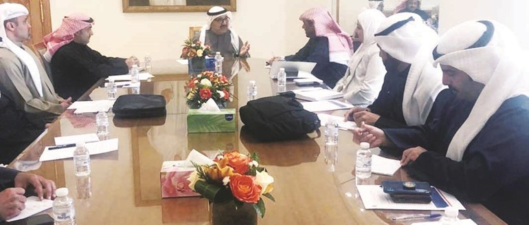 الشيخ ناصر صباح الأحمد ود.خالد الفاضل والحضور خلال الاجتماع