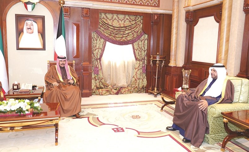 سمو ولي العهد الشيخ نواف الأحمد مستقبلا الشيخ أحمد المنصور