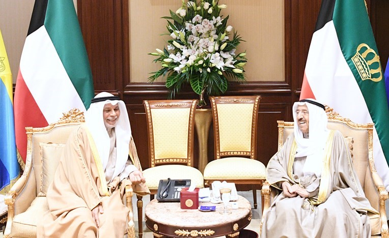 صاحب السمو الأمير الشيخ صباح الأحمد مستقبلا المستشار يوسف المطاوعة