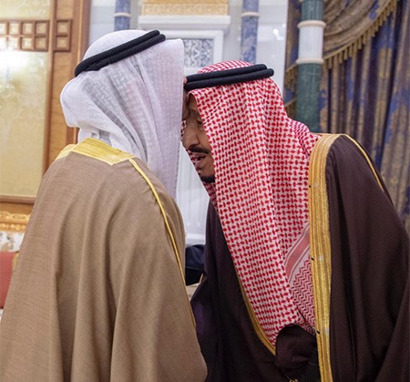 د.نايف الحجرف مقبلا جبين خادم الحرمين الشريفين الملك سلمان بن عبد العزيز 