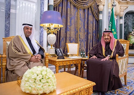 خادم الحرمين خلال استقباله الحجرف بمناسبة تعيينه أمينا عاما لمجلس التعاون 