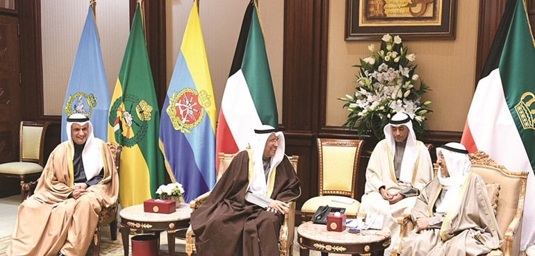  صاحب السمو الأمير الشيخ صباح الأحمد مستقبلا ناصر مساعد الساير وعصام الصقر
