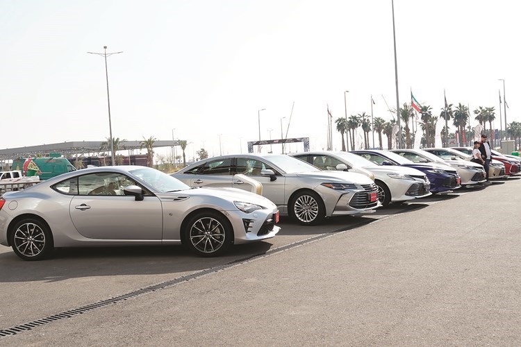 مجموعة متنوعة من سيارات تويوتا الجديدة عرضت أمام الجمهور