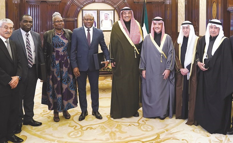 سمو رئيس الوزراء الشيخ صباح الخالد مستقبلا أعضاء مجلس أمناء جائزة السميط للتنمية