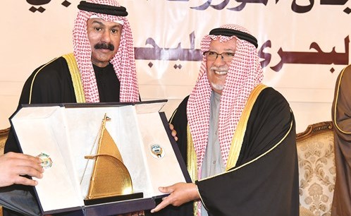 الشيخ سالم النواف يقدم هدية تذكارية إلى الشيخ علي الجراح