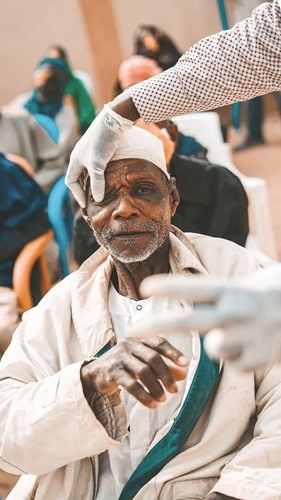 مسن يبصر بشكل جيد بعد العملية