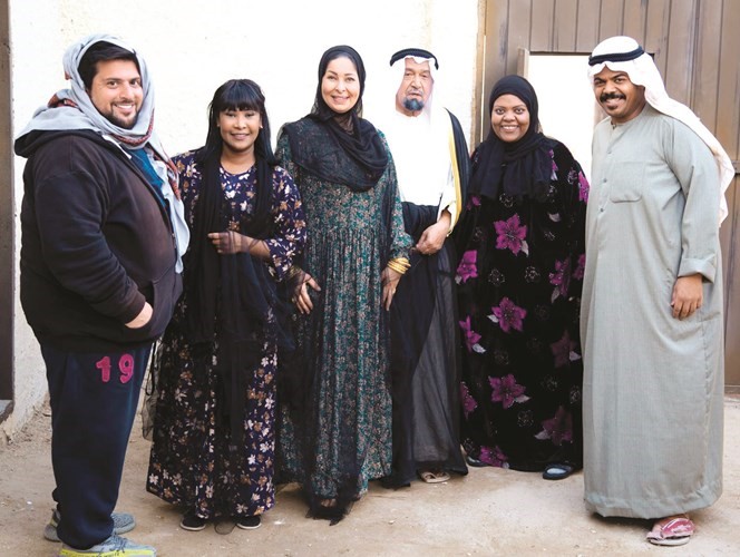المخرج حمد النوري مع عدد من النجوم المشاركين في المسلسل