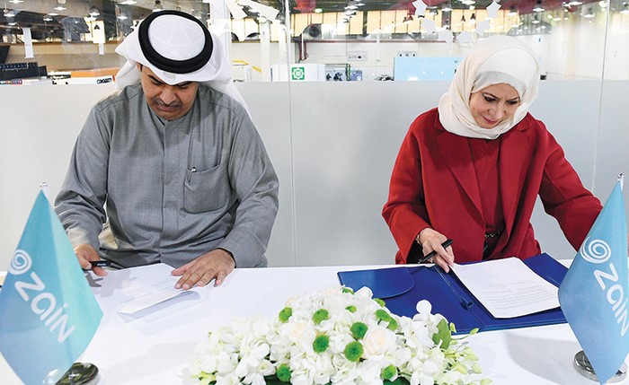  إيمان الروضان ومحمد المرزوق أثناء توقيع مذكرة التفاهم