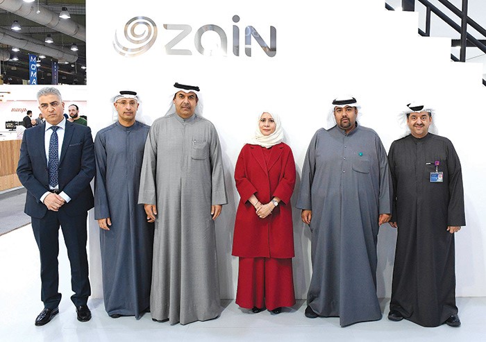  إيمان الروضان ومحمد المرزوق يتوسطان مسؤولي زين وتمدين