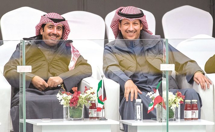 فهيد العجمي خلال متابعة البطولة العربية لهوكي الجليد