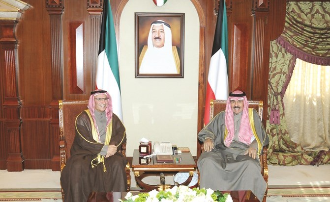 سمو ولي العهد الشيخ نواف الأحمد مستقبلا السفير منصور العتيبي