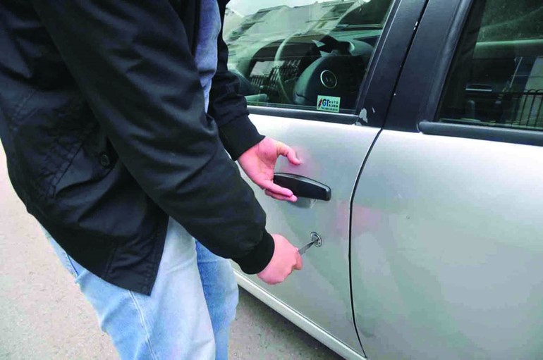  واخرى ارشيفية للص يسرق مركبة بمفتاح مصطنع