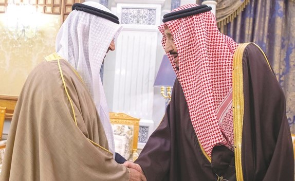 خادم الحرمين الشريفين الملك سلمان بن عبد العزيز مستقبلا أمين عام مجلس التعاون الخليجي د. نايف الحجرف (واس)
